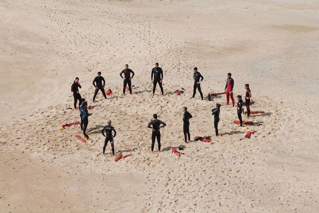 Un grupo de surfistas, en una imagen previa a la pandemia. (Foto: Unsplash)