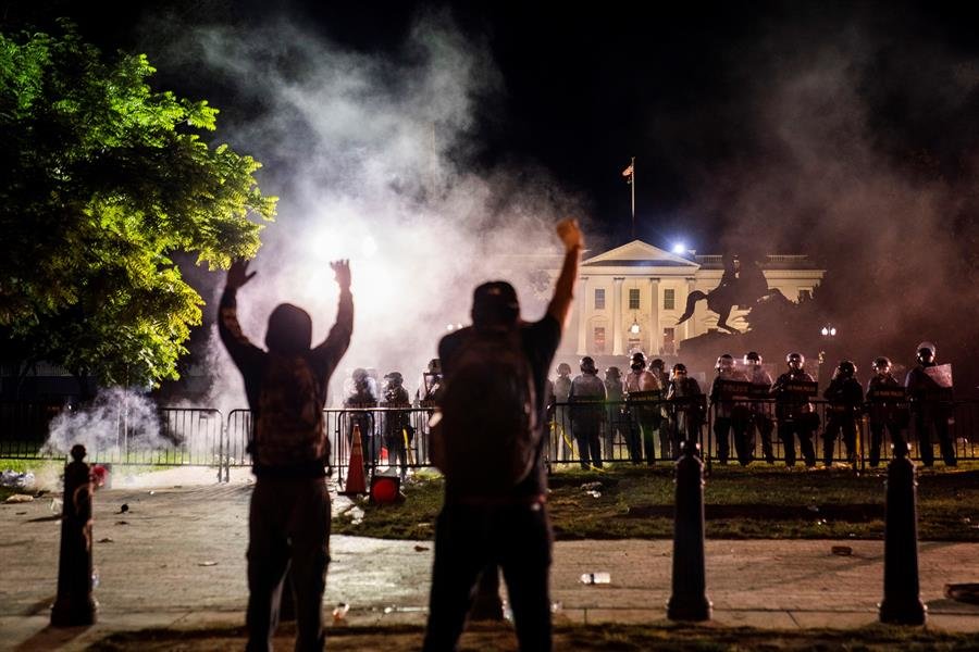 Dos manifestantes ante la Casa Blanca (EFE).