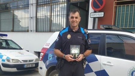 El policía local de O Barco y escritor Fernando Hernández.
