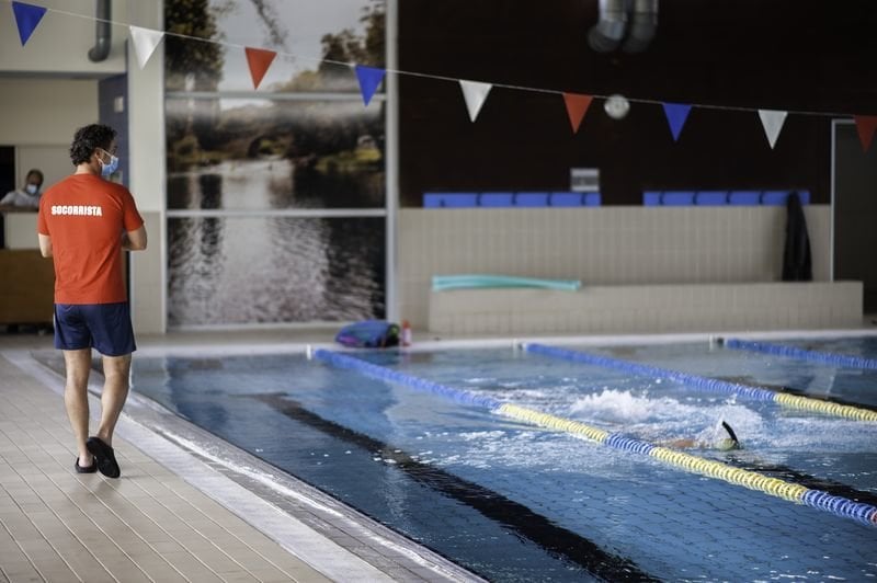 Un nadador afronta un largo en la piscina de Allariz ante la mirada del socorrista (MARTIÑO PINAL).