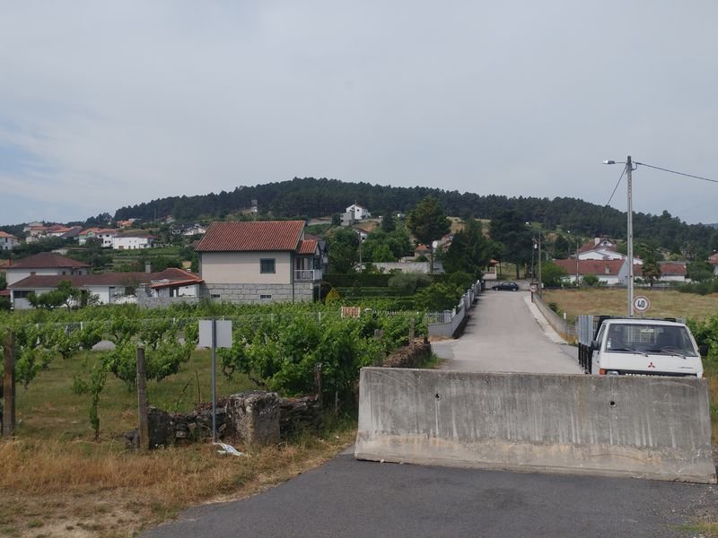 El muro de hormigón que impide el paso en Vilarelho da Raia. Las casas están en la misma frontera.