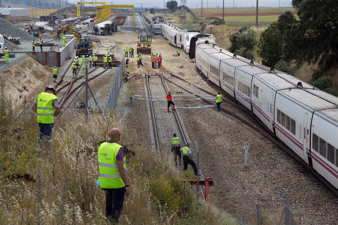 Los operarios acordonaron ayer el lugar en el que se produjo el descarrilamiento del tren Alvia.