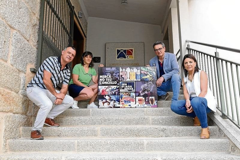 Xosé Manuel Puga, Eva González, Gumersindo Lamas y Marian Nóvoa con el cartel de la iniciativa.