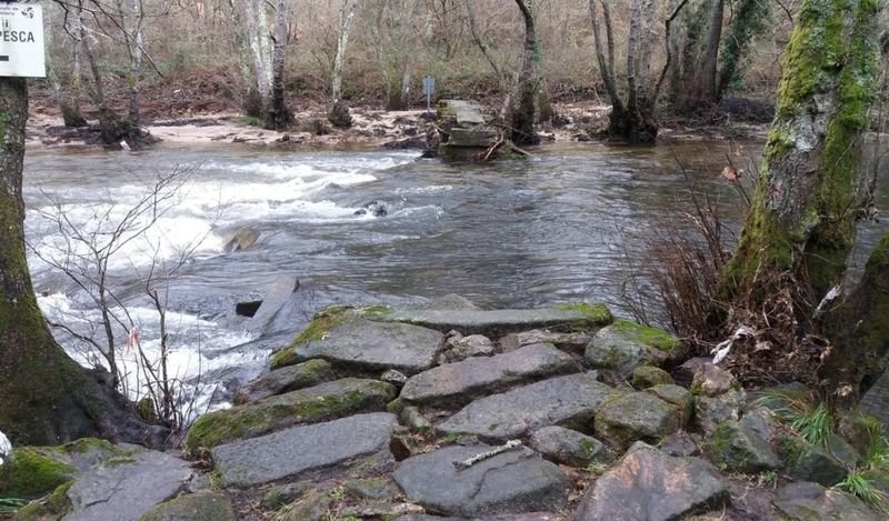 Una imagen del paso cortado sobre el río Arnoia a la altura de O Briñal, en Allariz.