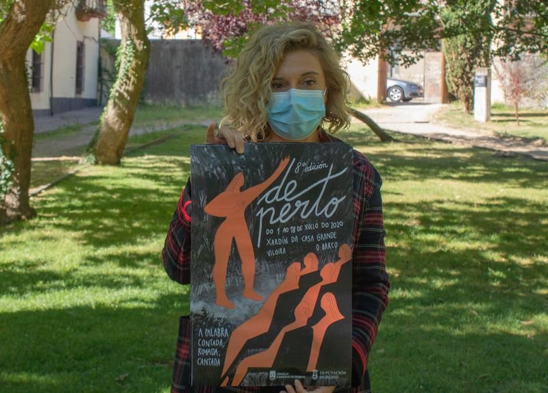 Margarida Pizcueta muestra el cartel de Eva Piays.