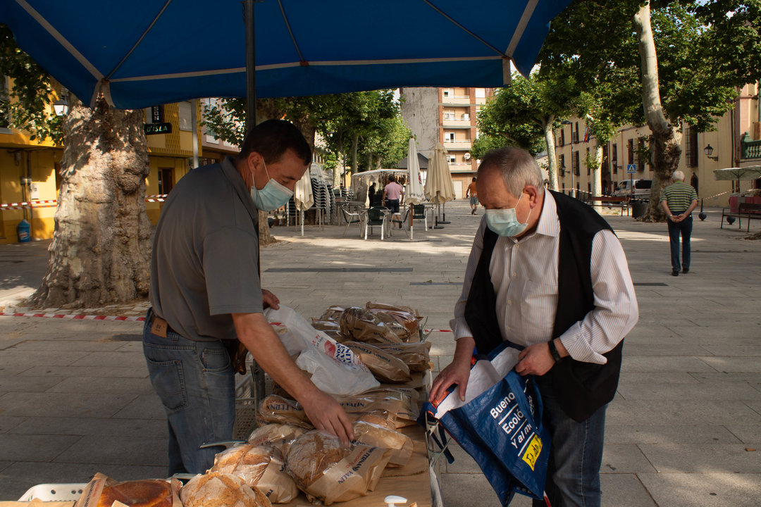 Puesto de venta de pan en la feria de Viloira.