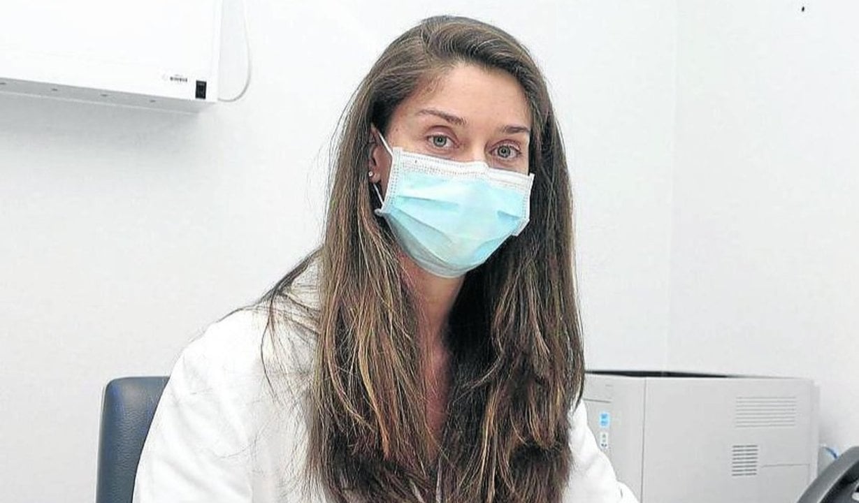 La dermatóloga Nuria No, en su consulta del Meixoeiro.