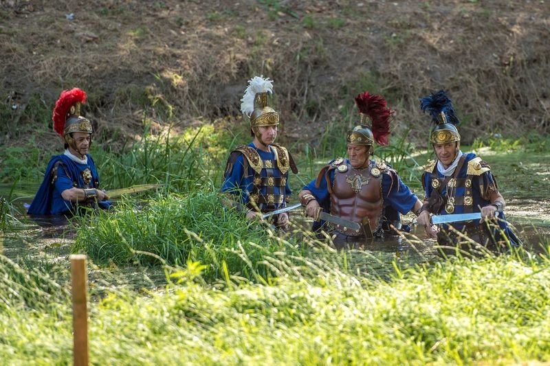XINZO DE LIMIA (PARQUE DO TOURAL). 19/08/2018. OURENSE. Los romanos cruzan el río Lethes, actividad dentro de la Festa do Esquecemento de Xinzo de Limia. FOTO: ÓSCAR PINAL.