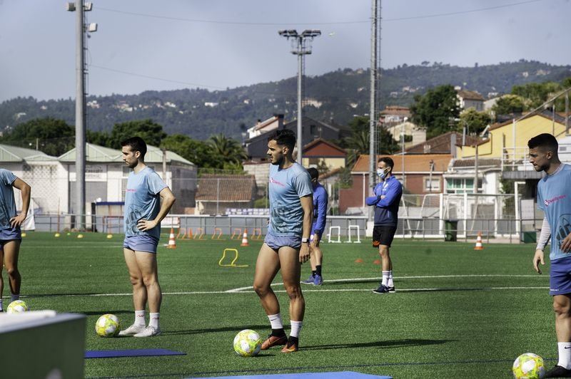 Varios jugadores del Ourense CF, en el primer entreno en Oira (MARTIÑO PINAL).