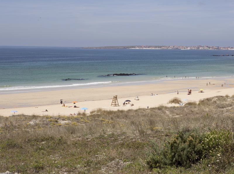 A Lagoa cuenta con arena fina, ideal para pasear. Turismo de Galicia.