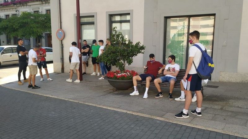 Varios jugadores de Barco, antes de realizar la pruebas de covid.