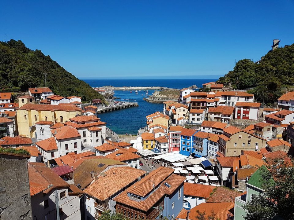 Vista de la localidad de Cudillero, en Asturias. (Foto: Unsplash)