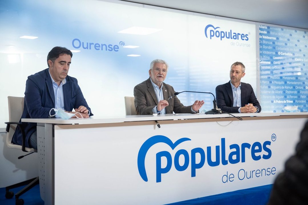 OURENSE (SEDE PROVINCIAL PP). 13/06/2020. OURENSE. Jorge Pumar, Rosendo Fernández y Pablo Pérez ofrecen una rueda de prensa. FOTO: ÓSCAR PINAL
