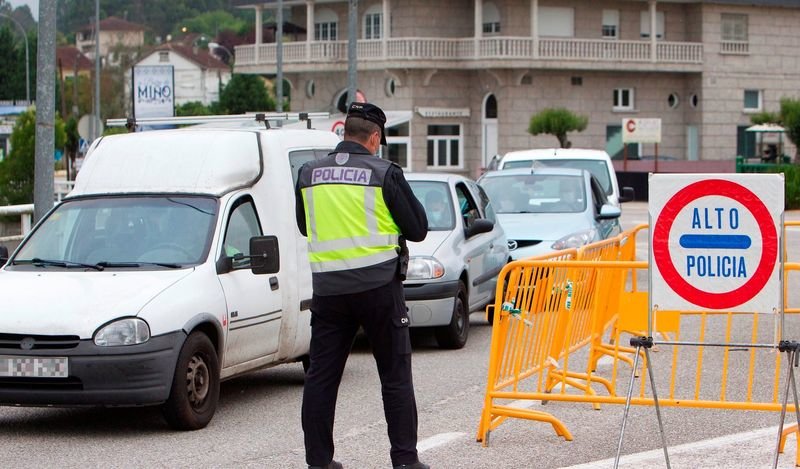 Miembros de la policía vigilan el paso en la frontera con Portugal en la localidad de Salvatierra do Miño, en Pontevedra