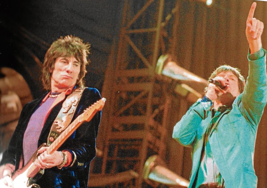 Ronnie Wood y Mick Jagger, en el concierto que los Stones ofrecieron en el Monte do Gozo. (Foto: Xavier Mercadé)