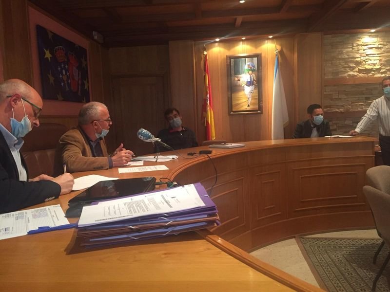 El alcalde de Laza, Jesús Blanco, durante su intervención en la sesión plenaria de ayer.