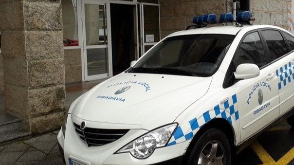 Coche patrulla aparcado en la entrada de la sede de la Policía Local de Ribadavia.