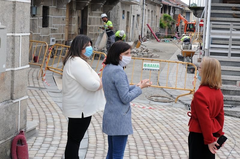 Patricia Torres y Ángeles Vázquez durante la visita a las obras de la calle Cristóbal Colón.