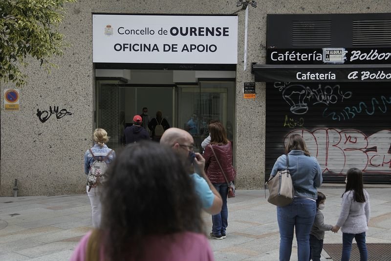 Colas en la nueva &#34;oficina de apoio&#34; abierta ayer por el Concello de Ourense.