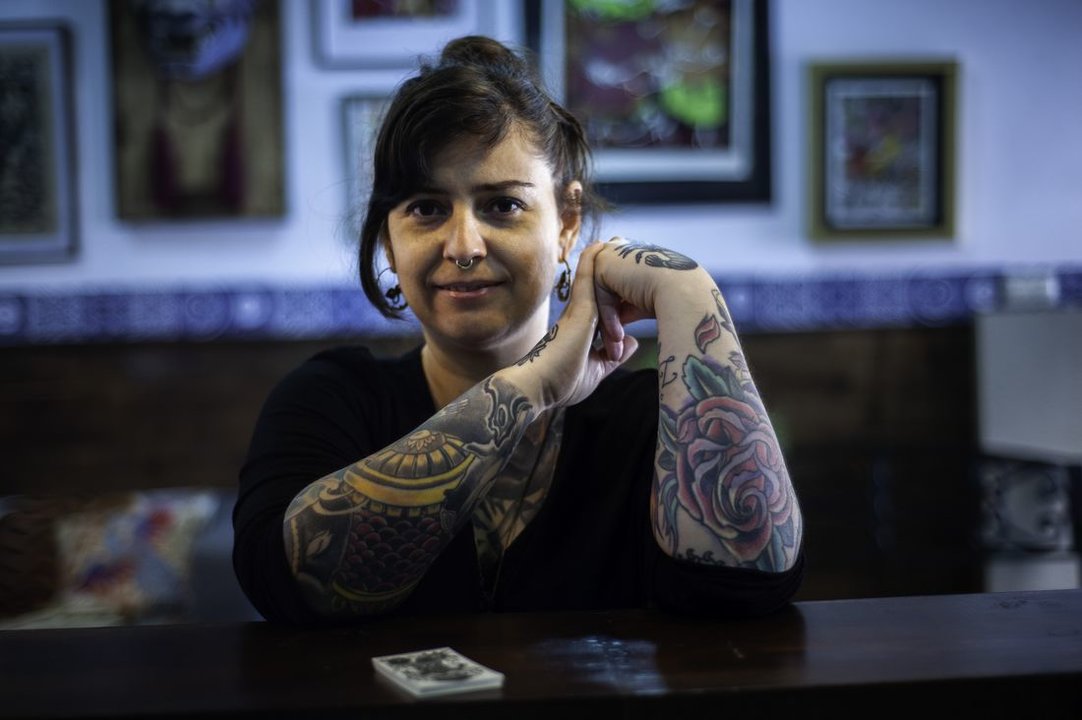 La ilustradora y tatuadora Tania Medina, en Serie Z Tattoo. (Fotos: Martiño Pinal)