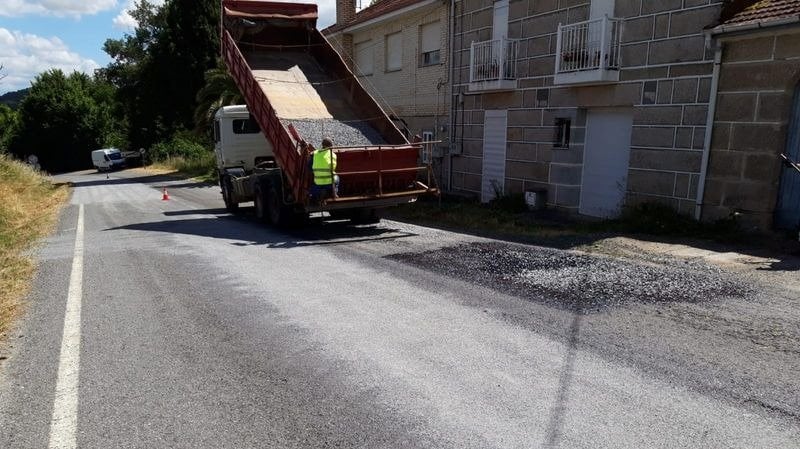 Un camión de obras en la OU-320, que atraviesa los concellos de Sandiás y Allariz.