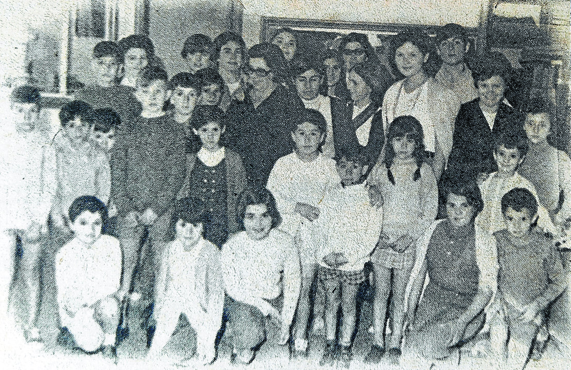 Los escolares y sus profesores, visitando La Región en 1970