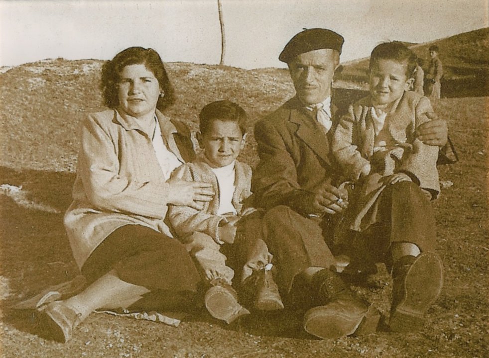 Manuela y Lisardo con sus hijos. Lisardito es elque está entre los padres.