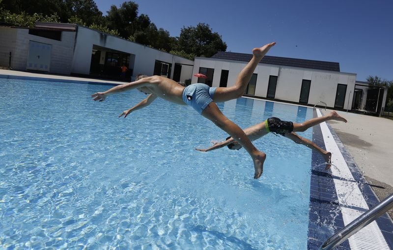 Dos jóvenes se bañan en la piscina de Maceda (XESÚS FARIÑAS).