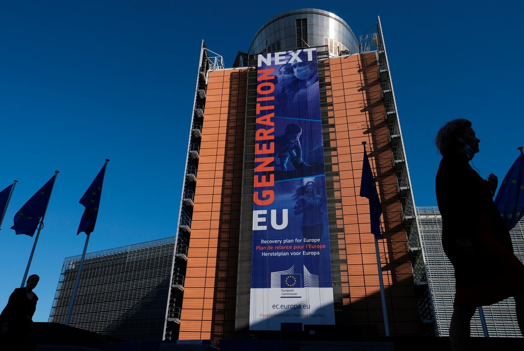 Pancarta gigante sobre la recuperación europea en la sede de la UE.
