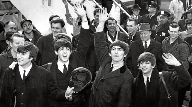 Los componentes de The Beatles saludando al público en Estados Unidos, en una imagen de 1964.