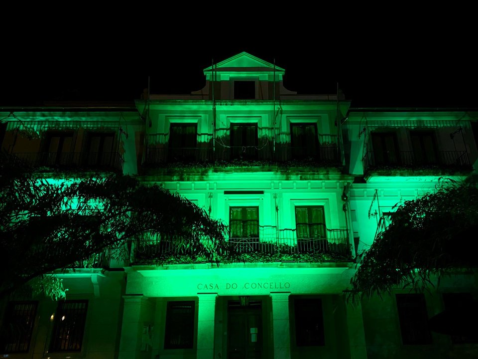La antigua Casa Consistorial de O Barco se ilumina de color verde en el Día Internacional de la ELA