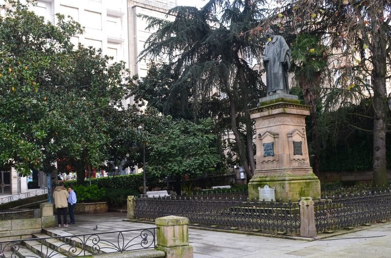 Monumento ao Padre Feijóo Montenegro e xardíns.