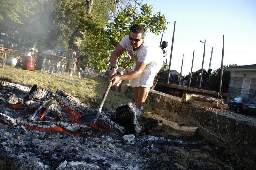 Un vecino de Amoeiro prepara una hoguera para San Juan, en una imagen de archivo.