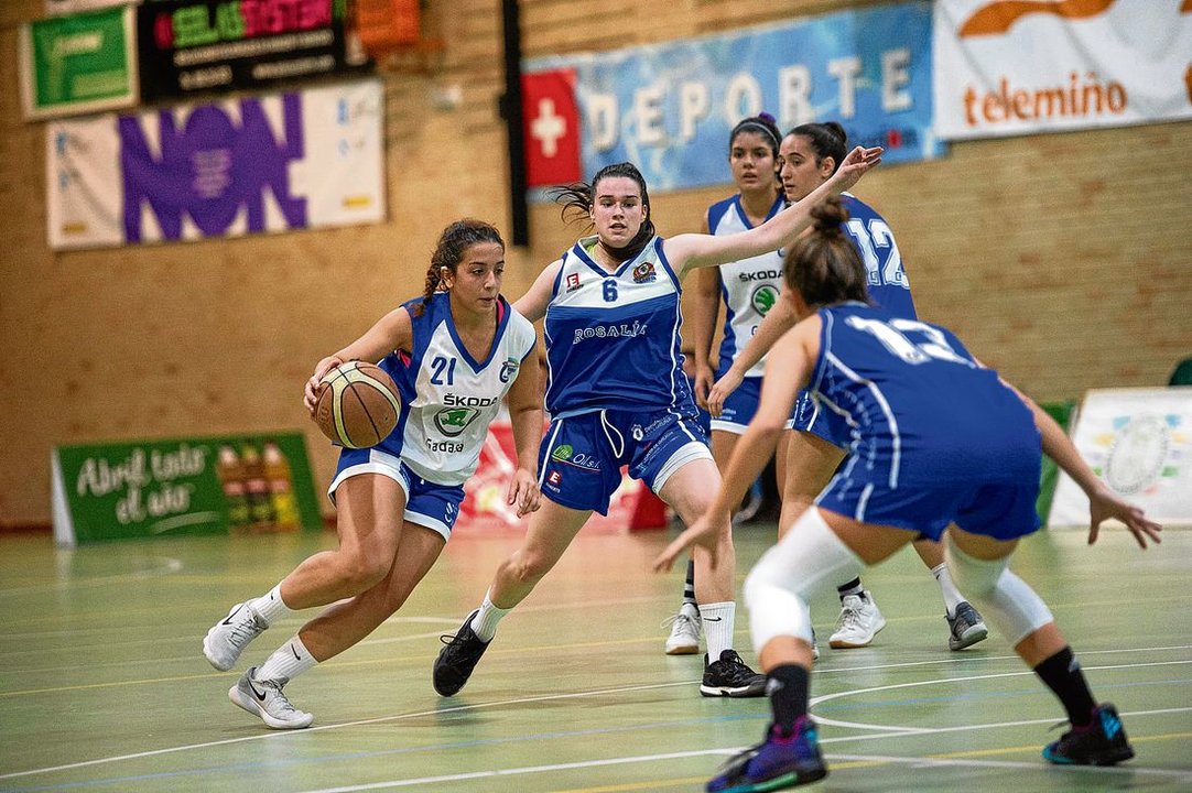 Partido de Primera Nacional de baloncesto femenino entre Carmelitas y Rosalía, disputado en el Vedruna. (Foto: Óscar Pinal)