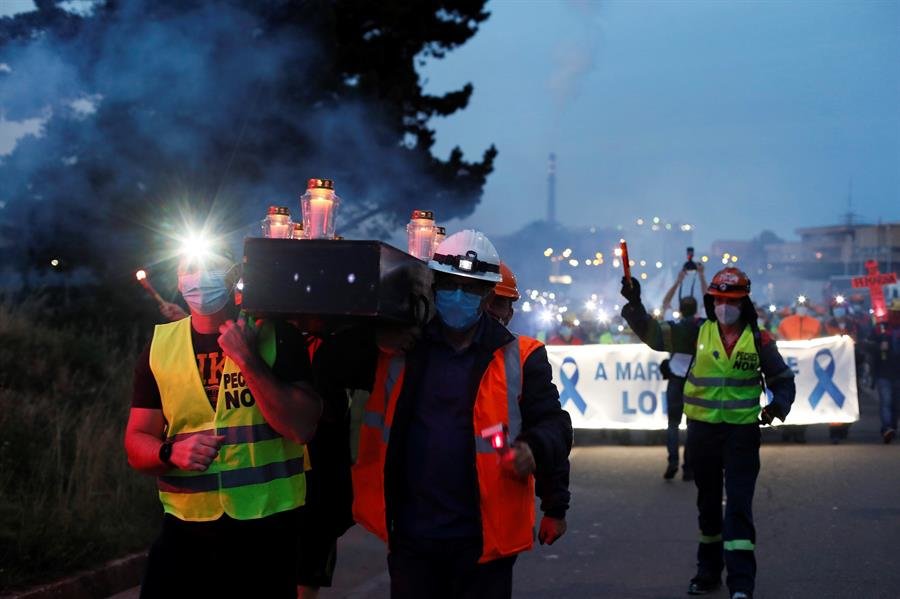 Los trabajadores de Alcoa, durante una manifestación en San Cibrao (EFE)