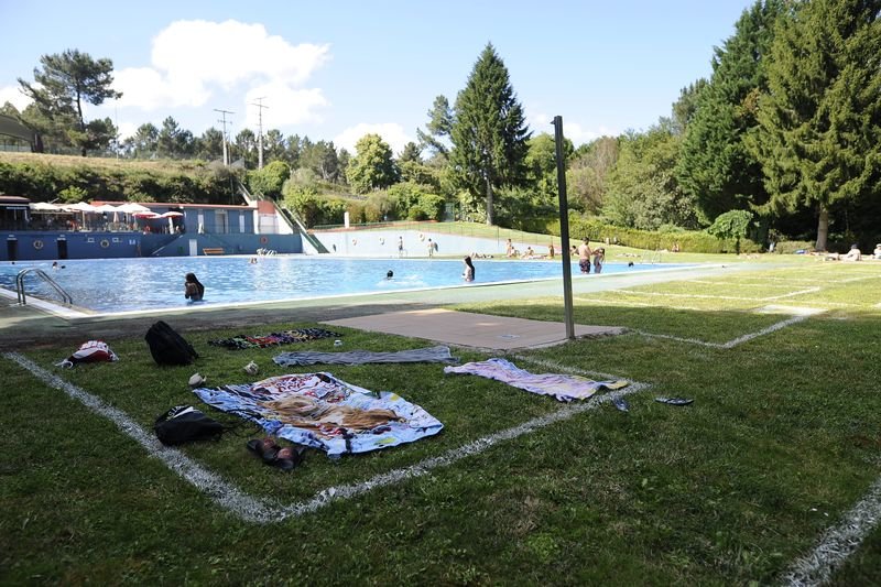 Las piscinas de O Carballiño han abierto con coontrol de aforo y cuadrículas (XESÚS FARIÑAS).