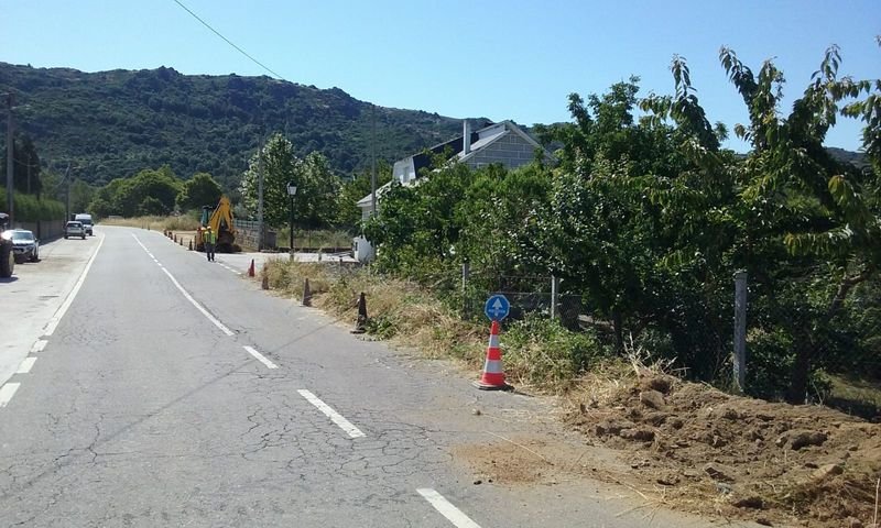 La carretera OU-310, en el término municipal de Vilardevós.