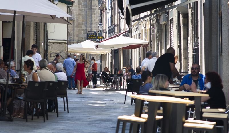 Vecinos y turistas llenan las terrazas de los locales de la zona de Vinos en Ourense (MARTIÑO PINAL).