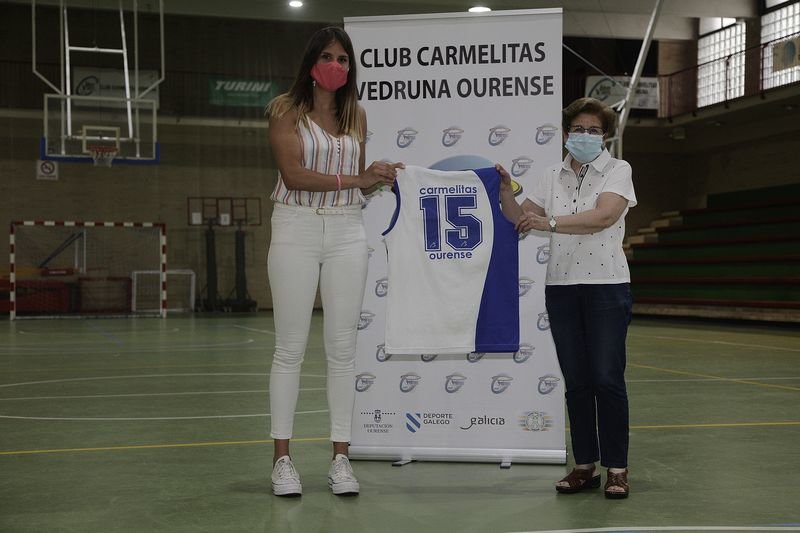 Lucía Méndez y María Ángeles Martínez en el Vedruna, en la presentación de la jugadora (MIGUEL ÁNGEL).