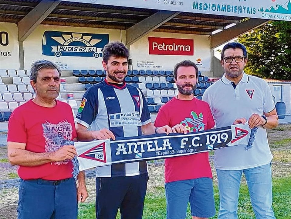El jugador Eze luciendo la camiseta de su nuevo club, el Antela.