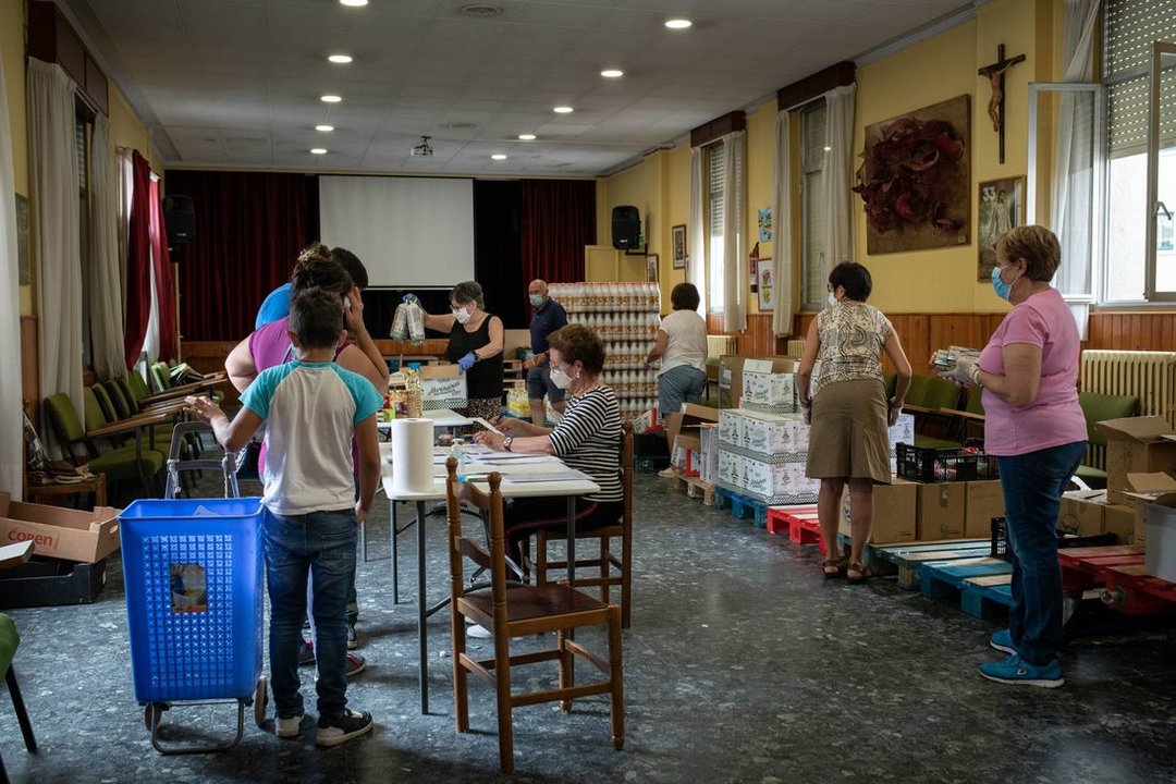 La parroquia de San Pío X en la ciudad reparte alimentos para casi 200 familias de la zona a través de Cáritas. (Foto: Óscar Pinal)
