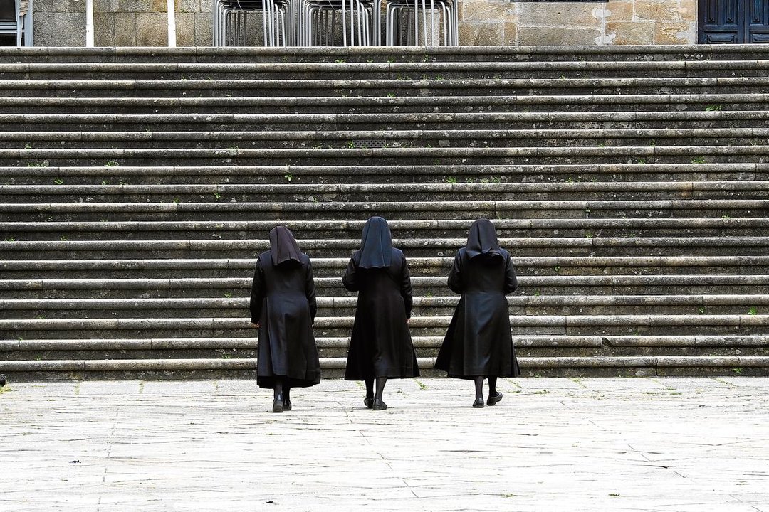 Tres monjas en la Quintana de Santiago, donde hizo el acto Vox. (Foto: Suso Arjomil)