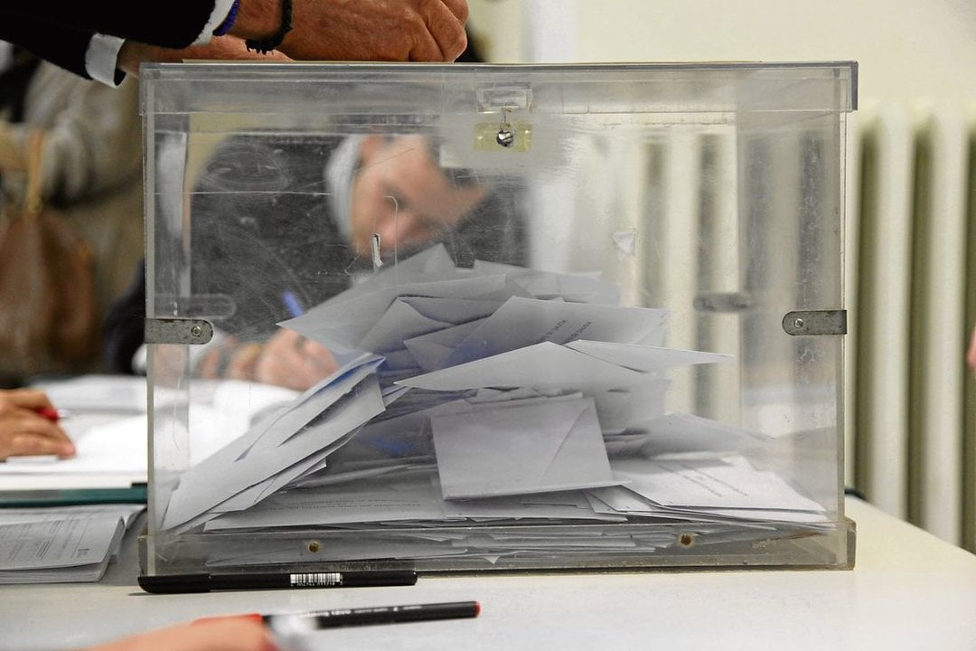 Una urna en un colegio electoral ourensano.