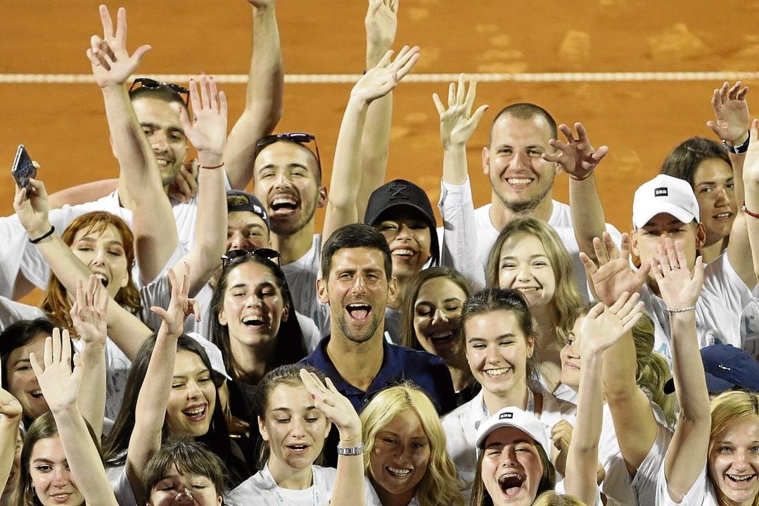 Novak Djokovic, otros tenistas y parte del público dando todo un ejemplo de prudencia.