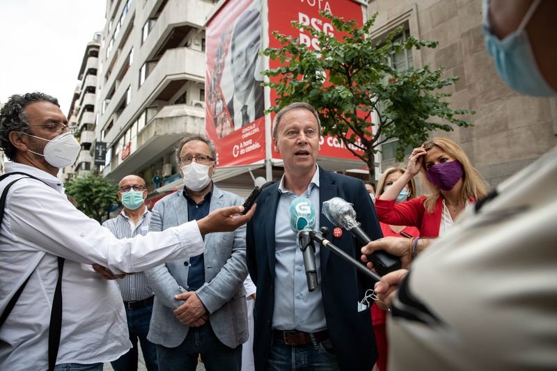 Rafael Villarino atiende a los medios de comunicación ante el stand del PSOE  (ÓSCAR PINAL).