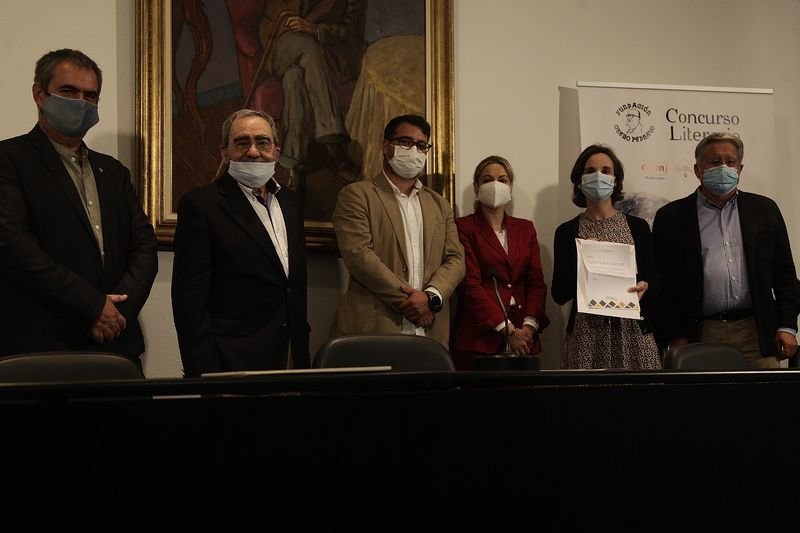 Monxardín, Saco, Campelo, Rodriguez, y Valladares con la ganadora del concurso, Lucia Durán –con el premio– (MIGUEL ÁNGEL).