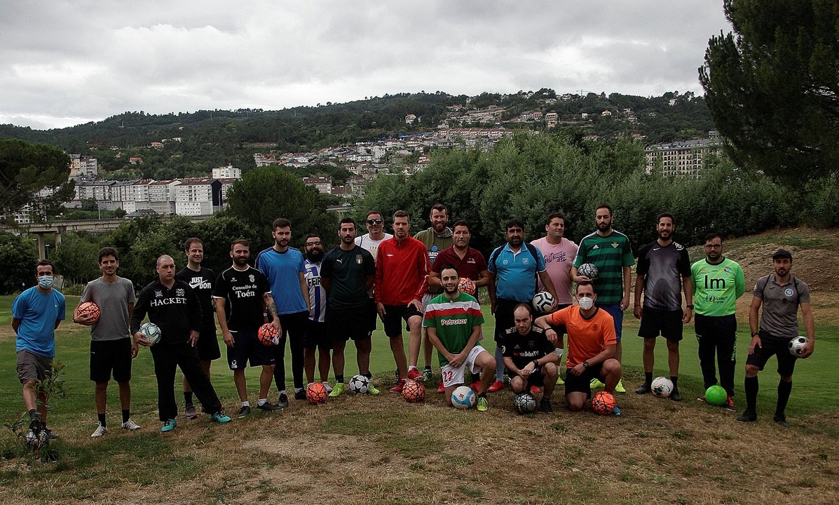 os 21 asistentes al campeonato de footgolf que se desarrolló el sábado en Pitch&Putt Ourense. FOTO: MIGUEL ÁNGEL