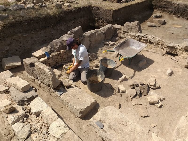 Un miembro del equipo de arqueología trabaja en una de las horreas encontradas en Outeiro de Castro.