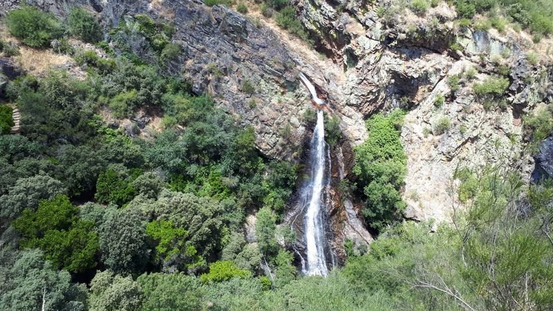 Parcial vista de la cascada da Cidadella, cuyas aguas mueren en el cercano Mente.
