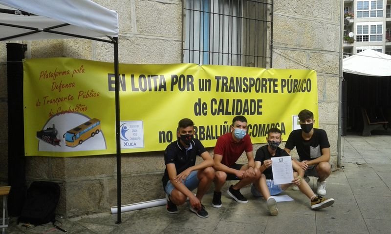 Os estudantes da asociación Xuca recolleron as firmas.